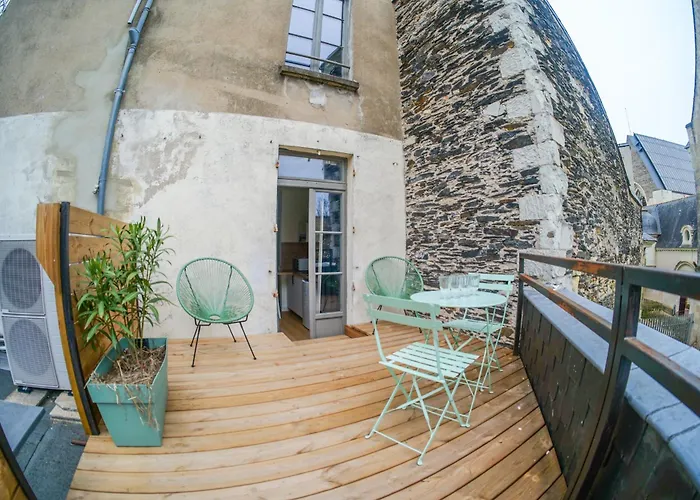 Joli Avec Terrasse - Proche Château - 2 Personnes *