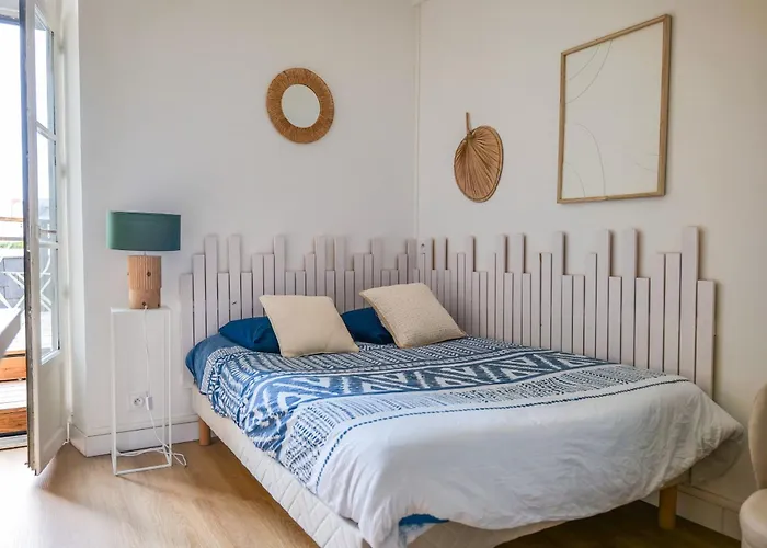 Joli Avec Terrasse - Proche Château - 2 Personnes *